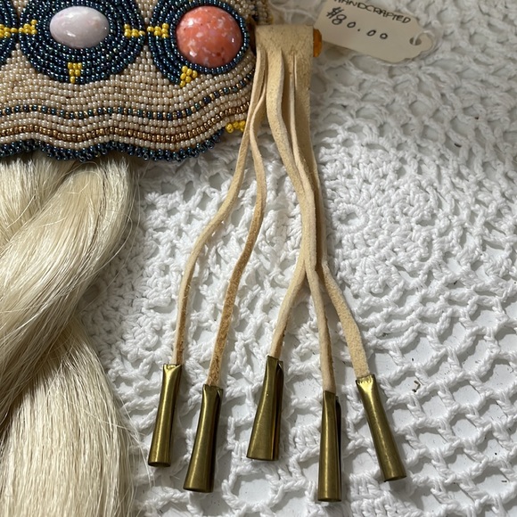 Handcrafted beaded hair accessory with great detail - Picture 5 of 8